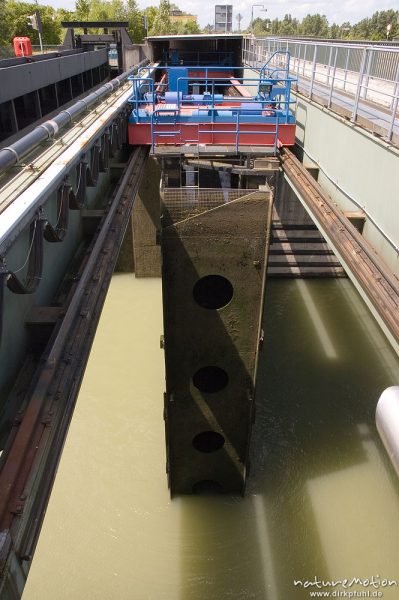 schließendes Schleusentor (siehe auch folgende Bilder), Schleuse von Iffezheim, Rhein, Iffezheim, Deutschland