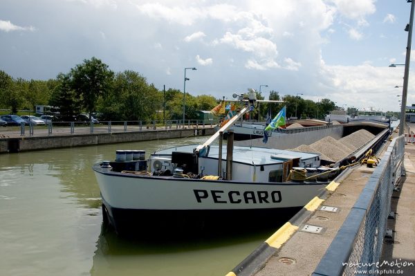 Frachtschiffe in der Schleuse von Iffezheim, Rhein, Iffezheim, Deutschland