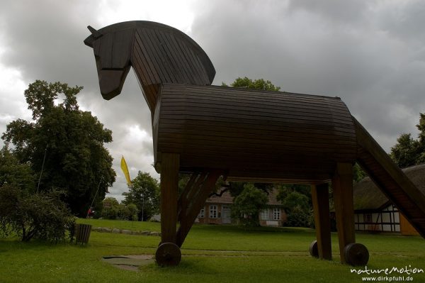 Trojanisches Pferd, Spielgerüst mit Rutsche vor dem Schliemann-Museum in Ankershagen, Ankershagen, Deutschland