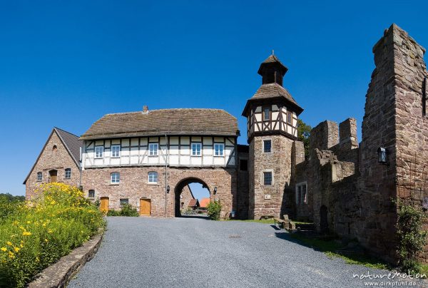 Wasserschloss Wülmersen, restauriertes Hauptgebäude und Mauern der anliegenden Ruine, Wasserschloss Wülmersen,