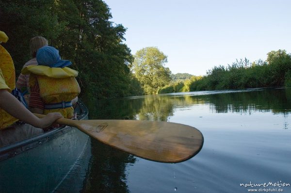 Stechpaddel, paddeln auf der Diemel, im Boot Susanne, Manuel und Max, Diemel (Fluss), Deutschland