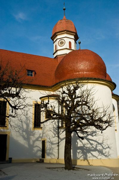 Kirche von St. Bartholomä, Bäume werfen harte Schatten an die weiße Fassade, Königssee, Deutschland