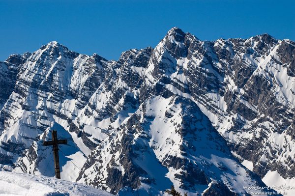 Gipfelkreuz es Jänner vor schnebeckter  Watzmann Ostflanke, Schönau am Königssee, Deutschland