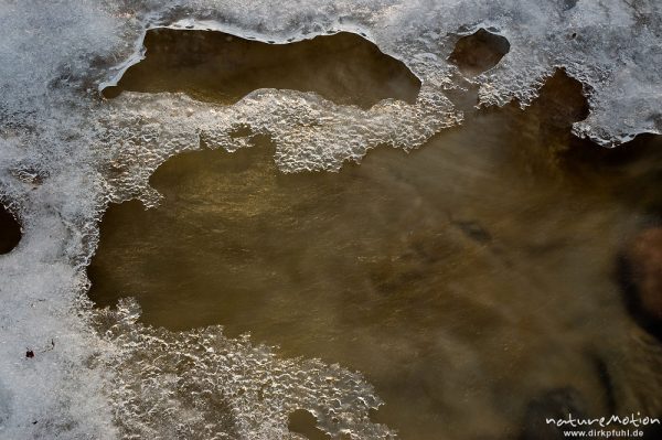 Eiskante und fließendes Wasser, vereister Gebirgsbach, Königsbach, Königssee, Deutschland