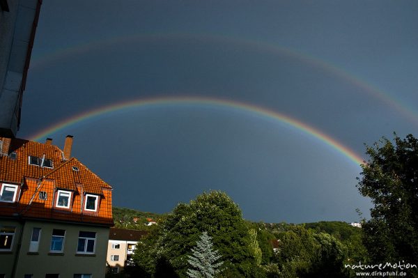 Regenbogen, doppelt, über Hausdach, Am Weißen Steine, Göttingen, Deutschland