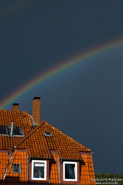 Regenbogen über Hausdach, Am Weißen Steine, Göttingen, Deutschland