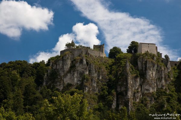 Schloß Pfünz, Blick vom Altmühltal, Burgreste auf steilen Felsen, Altmühltal, Deutschland