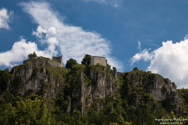 Schloß Pfünz, Blick vom Altmühltal, Burgreste auf steilen Felsen, Altmühltal, Deutschland