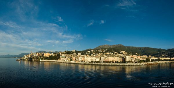 Bastia, Hafenmole und Altstadt im Morgenlicht, Korsika, Frankreich