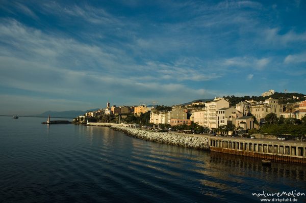 Bastia, Hafenmole und Altstadt im Morgenlicht, Korsika, Frankreich
