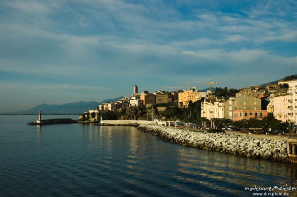 Bastia, Hafenmole und Altstadt im Morgenlicht, Korsika, Frankreich