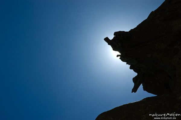 Taffoni-Verwitterungen an überhängendem Felsen, Silhouette im Gegenlicht, Bavella, Korsika, Frankreich