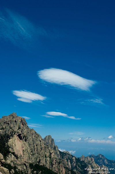 Lenticulariswolke, Gebirgslandschaft, Blick von der Bavella Richtung Nord-Ost, Korsika, Frankreich