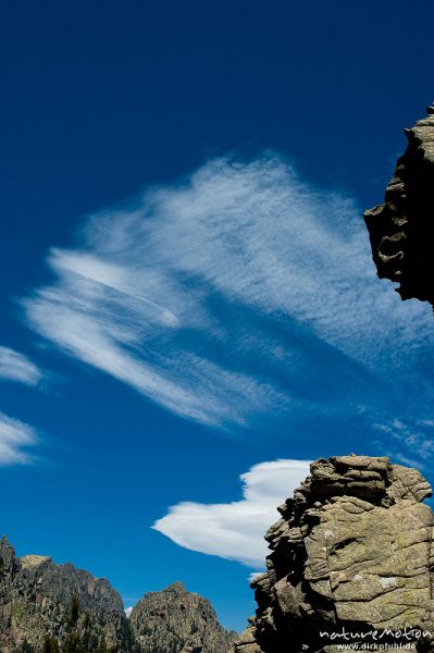 Lenticulariswolke und Cirrocumuluswolken, Gebirgslandschaft, Blick von der Bavella Richtung Nord-Ost, Korsika, Frankreich