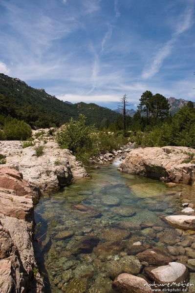 Gebirgsbach mit ausgewaschenen Felsen, Tal des Cavo, Korsika, Frankreich