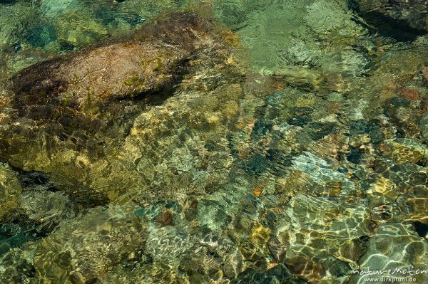 Wellen auf Wasseroberfläche, Steine, Farbspiel, Tal des Cavo, Korsika, Frankreich