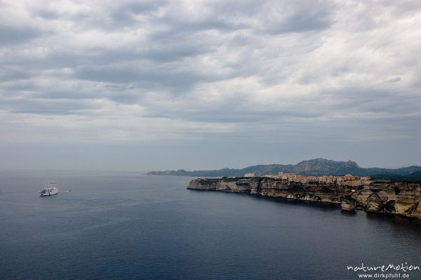 Bonifacio, Altstadt und Felsküste, auf Reede ein Segelkreuzfahrtschiff, Korsika, Frankreich