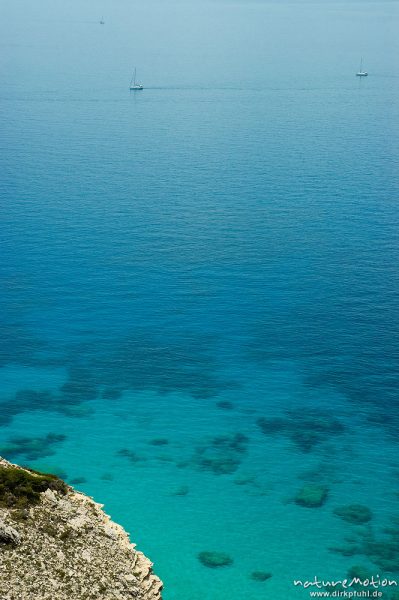 blaues Meer mit Segelbooten, Capo Pertusato, Korsika, Frankreich