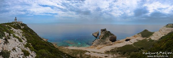 Felsküste mit Leuchtturm und verwitterten Kalksteinfelsen, Capo Pertusato, Korsika, Frankreich