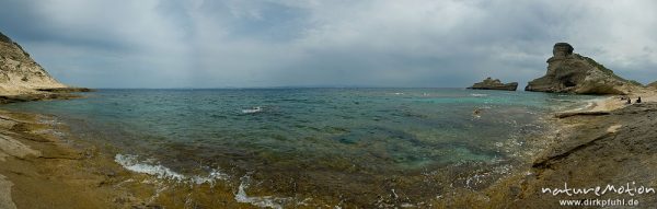 Felsküste mit verwitterten Kalksteinfelsen, Capo Pertusato, Korsika, Frankreich