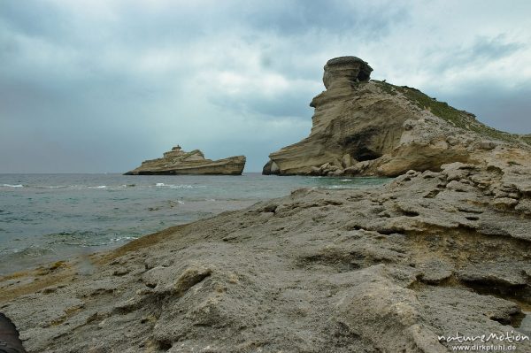 Felsküste mit verwitterten Kalksteinfelsen, Capo Pertusato, Korsika, Frankreich