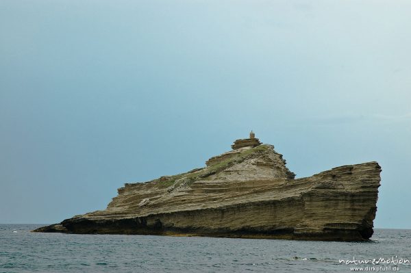 Felsen in Gestalt eines Schiffes, Felsküste mit verwitterten Kalksteinfelsen, Capo Pertusato, Korsika, Frankreich