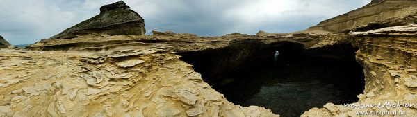 Grotte, vom Meer in den Kalksteinfelsen gespült, Capo Pertusato, Korsika, Frankreich