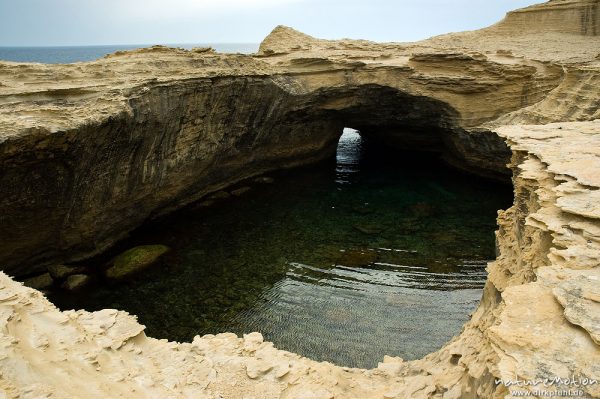 Grotte, vom Meer in den Kalksteinfelsen gespült, Capo Pertusato, Korsika, Frankreich