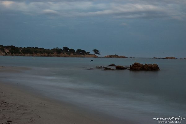 Buch von Asciaghjiu, Strand und Felsen, Wellschlag durch lange Belichtungszeit weichgezeichnet, Korsika, Frankreich