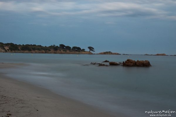 Buch von Asciaghjiu, Strand und Felsen, Wellschlag durch lange Belichtungszeit weichgezeichnet, Korsika, Frankreich