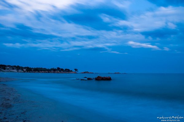 Buch von Asciaghjiu, Strand und Felsen, Wellschlag durch lange Belichtungszeit weichgezeichnet, Korsika, Frankreich