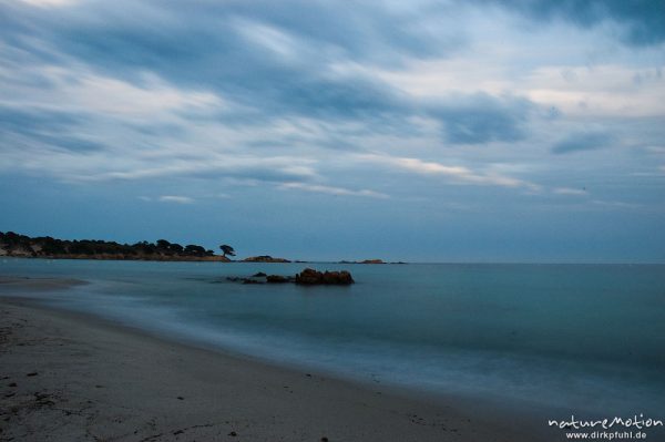 Buch von Asciaghjiu, Strand und Felsen, Wellschlag durch lange Belichtungszeit weichgezeichnet, Korsika, Frankreich