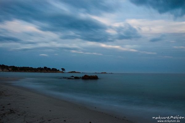 Buch von Asciaghjiu, Strand und Felsen, Wellschlag durch lange Belichtungszeit weichgezeichnet, Korsika, Frankreich