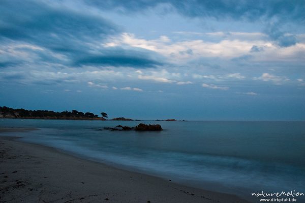 Buch von Asciaghjiu, Strand und Felsen, Wellschlag durch lange Belichtungszeit weichgezeichnet, Korsika, Frankreich