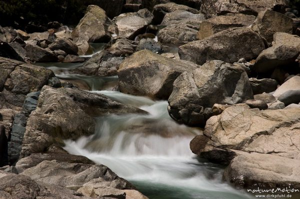 Gebirgsbach mit glatt geschliffenen Felsen, Manganello-Tal, Korsika, Frankreich