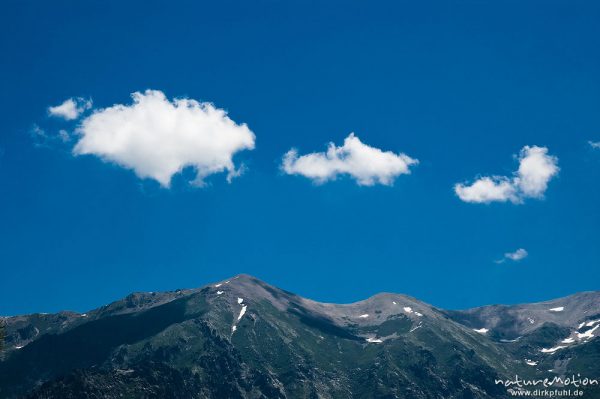 drei Wolken über Berggipfeln, Restonica-Tal, Korsika, Frankreich