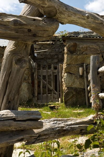 Zäune und Tor, Berghütte, Begerie de Cappelacio, Korsika, Frankreich