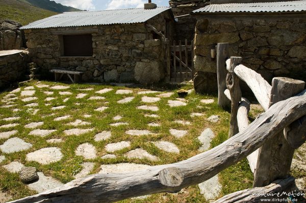 Zäune und Tor, Berghütte, Begerie de Cappelacio, Korsika, Frankreich