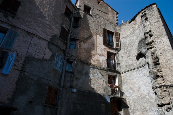 Hausfassade mit stark verwittertem Putz und Abflussrohren, Altstadt von Corte, Korsika, Frankreich