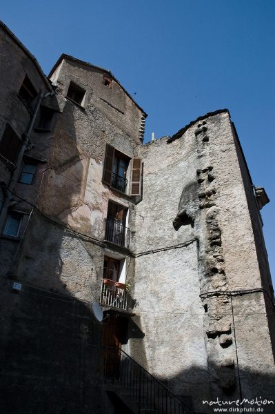 Hausfassade mit stark verwittertem Putz und Abflussrohren, Altstadt von Corte, Korsika, Frankreich