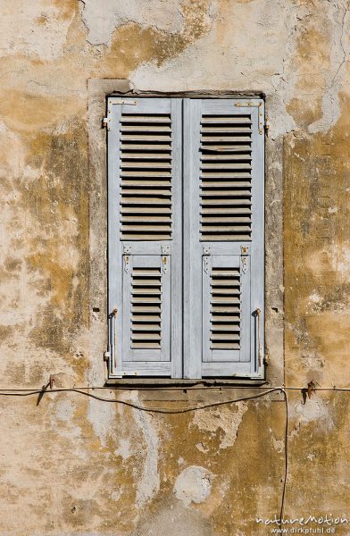 Fenster mit geschlosenen Läden, Hausfassade mit fleckigem Putz, Altstadt von Corte, Korsika, Frankreich
