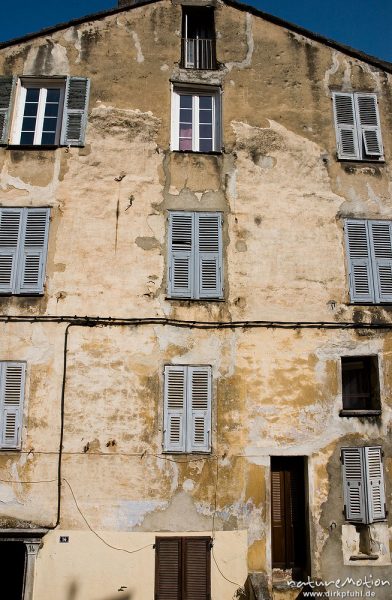 Hausfassade mit fleckigem Putz, Altstadt von Corte, Korsika, Frankreich