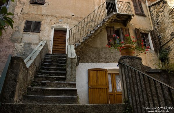 Treppen, Innenhof, Altstadt von Corte, Korsika, Frankreich