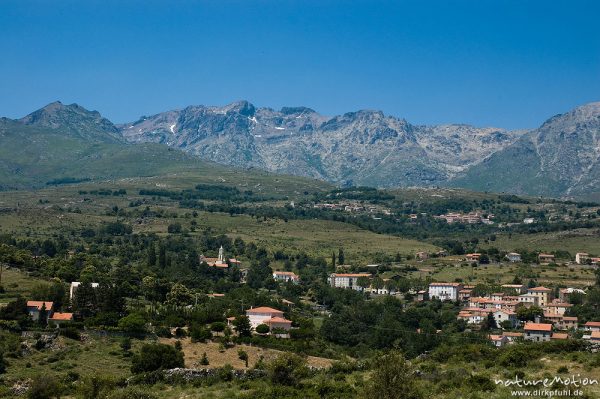 Massiv des Monte Cinto, davor der Ort Lozzi, Korsika, Frankreich