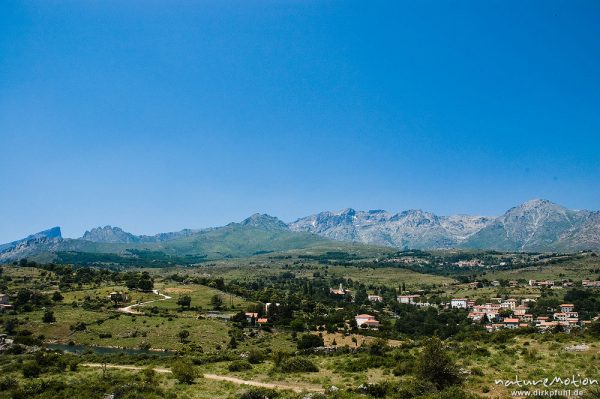 Pagli Orba und Massiv des Monte Cinto, davor der Ort Lozzi, Korsika, Frankreich