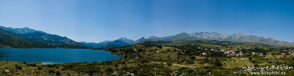 Stausee von Calacuccia, Pagli Orba und Massiv des Monte Cinto, davor der Ort Lozzi, Korsika, Frankreich