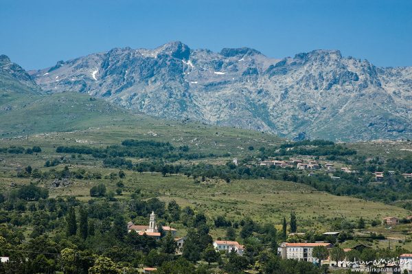 Massiv des Monte Cinto, davor der Ort Lozzi, Korsika, Frankreich
