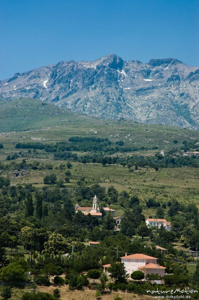 Massiv des Monte Cinto, davor der Ort Lozzi, Korsika, Frankreich