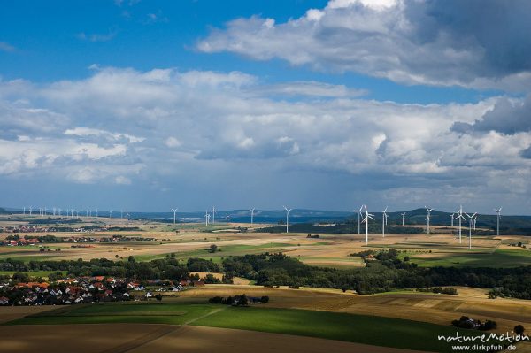 Windräder inmitten von Feldern, Wolken eines aufziehenden Gewitters, Desenberg bei Warburg, Warburg, Deutschland