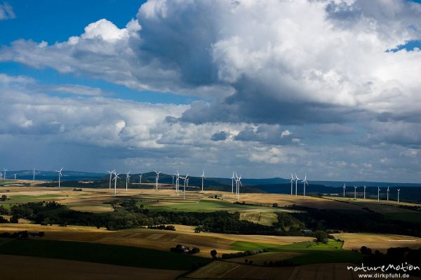 Windräder inmitten von Feldern, Wolken eines aufziehenden Gewitters, Desenberg bei Warburg, Warburg, Deutschland